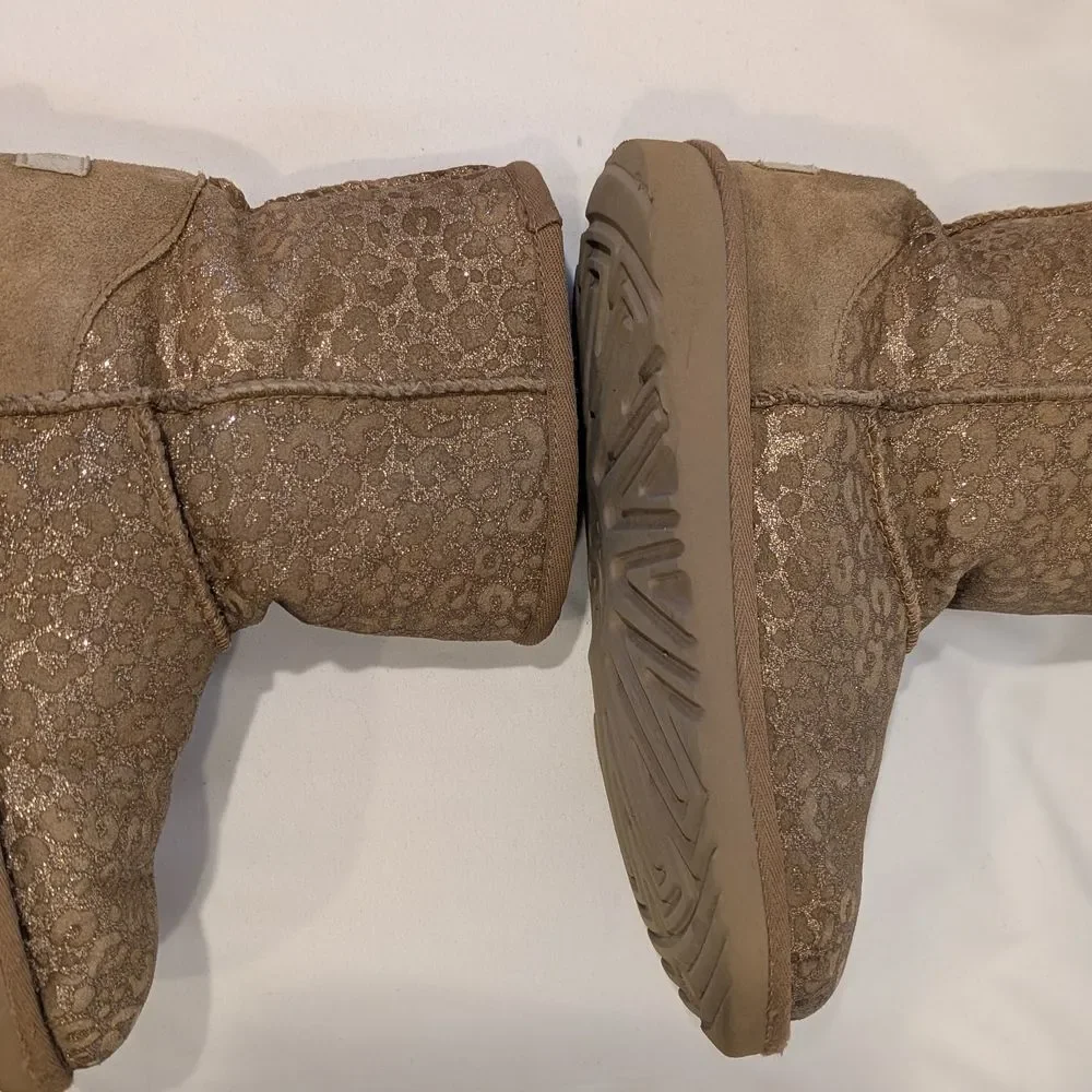 UGG Kids‎ Classic II Glitter Leopard Boots in Chestnut